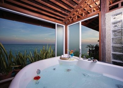 Jacuzzi of the Bougainvilla Suite overlooking the sea at dusk