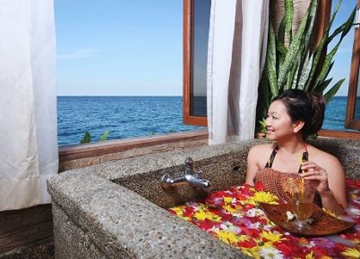 卡安達曼水療中心海景窗邊，客人正在享受花瓣浴