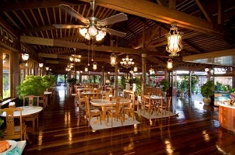 馬布水上屋度假村的露天餐廳，鋪木地板，裝有吊扇